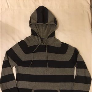 Men’s Gap Outlet sweater with hood and pouch.